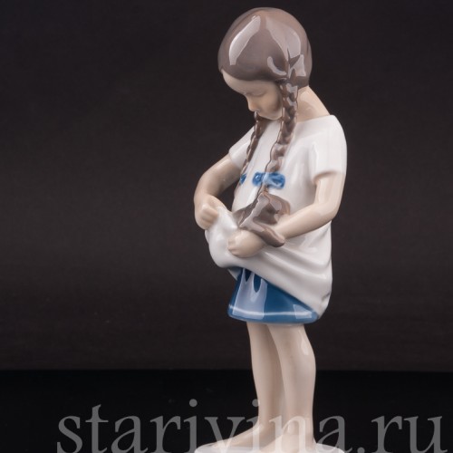 Фигурка из фарфора Девочка с котенком Bing & Grondahl, Дания, 1952-58 гг.