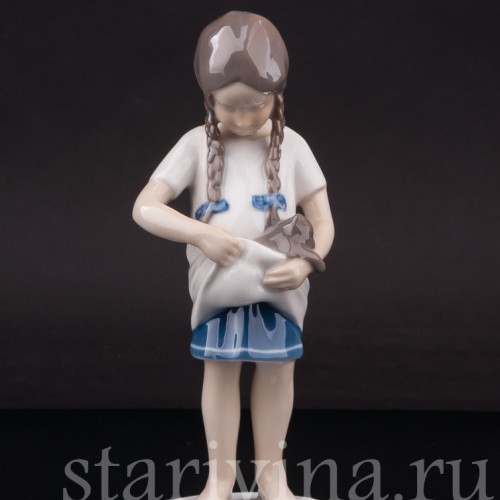 Фигурка из фарфора Девочка с котенком Bing & Grondahl, Дания, 1952-58 гг.