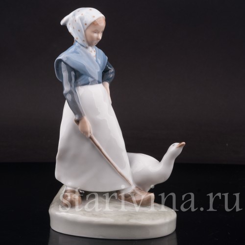 Фарфоровая фигурка Девушка, пасущая гуся, Royal Copenhagen, Дания, 1958 год.