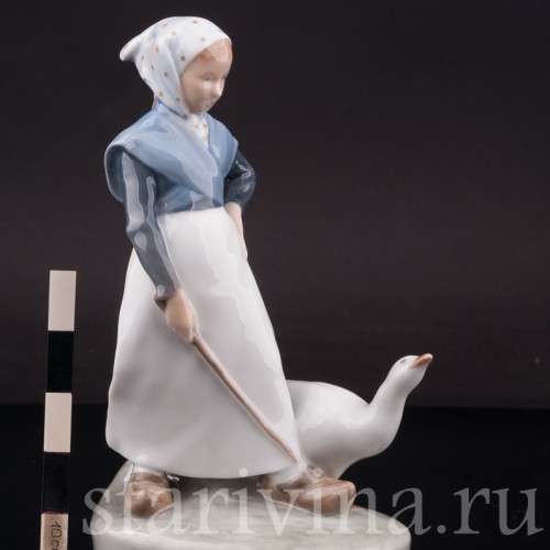 Фарфоровая фигурка Девушка, пасущая гуся, Royal Copenhagen, Дания, 1958 год.