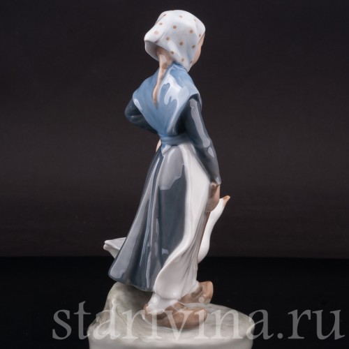 Фарфоровая фигурка Девушка, пасущая гуся, Royal Copenhagen, Дания, 1958 год.