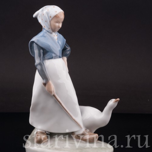 Фарфоровая фигурка Девушка, пасущая гуся, Royal Copenhagen, Дания, 1958 год.