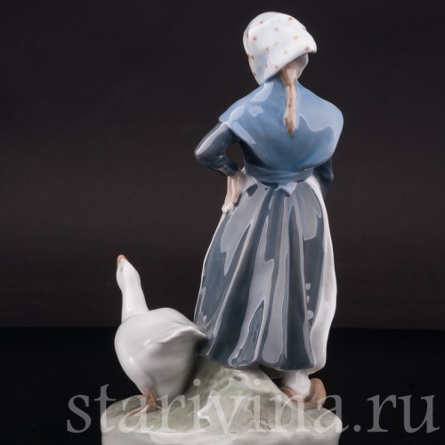 Фарфоровая фигурка Девушка, пасущая гуся, Royal Copenhagen, Дания, 1958 год.
