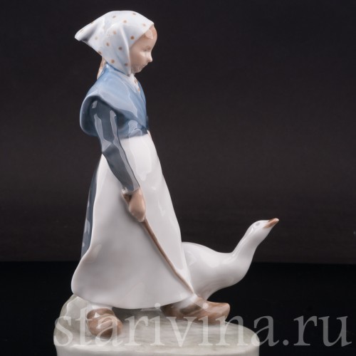Фарфоровая фигурка Девушка, пасущая гуся, Royal Copenhagen, Дания, 1958 год.
