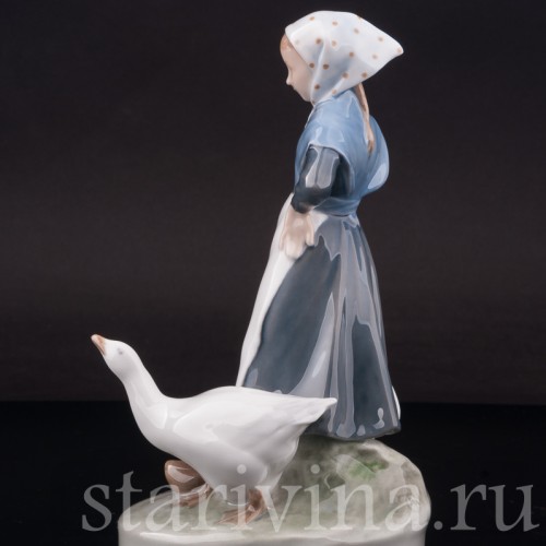 Фарфоровая фигурка Девушка, пасущая гуся, Royal Copenhagen, Дания, 1958 год.