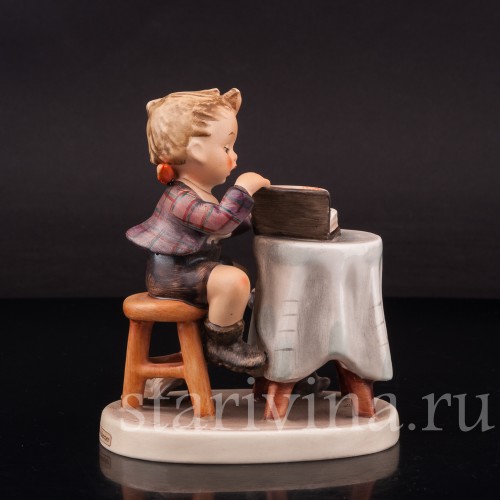Фигурка из фарфора Маленький книгочей Goebel, Германия, 1964-72 гг.