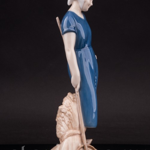 Статуэтка из фарфора Девшука с граблями, Bing & Grondahl, Дания, 1952-58 гг.