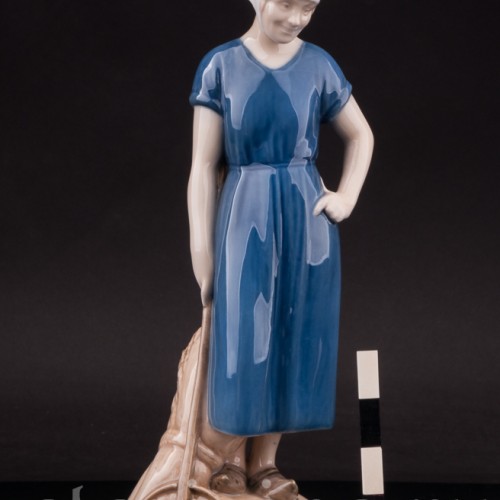 Статуэтка из фарфора Девшука с граблями, Bing & Grondahl, Дания, 1952-58 гг.