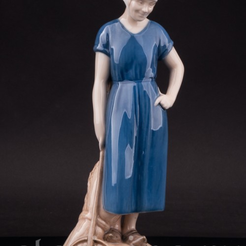 Статуэтка из фарфора Девшука с граблями, Bing & Grondahl, Дания, 1952-58 гг.
