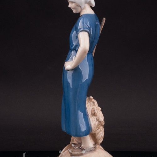 Статуэтка из фарфора Девшука с граблями, Bing & Grondahl, Дания, 1952-58 гг.
