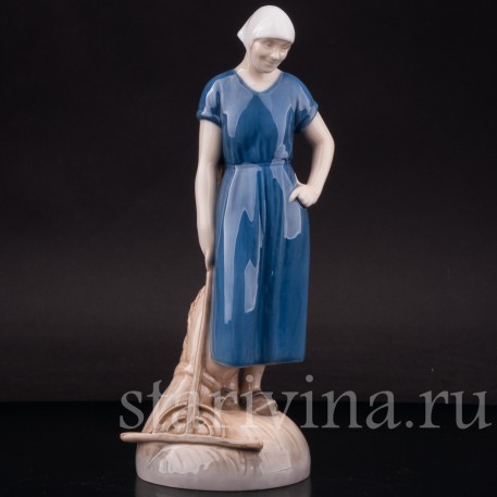 Статуэтка из фарфора Девшука с граблями, Bing & Grondahl, Дания, 1952-58 гг.