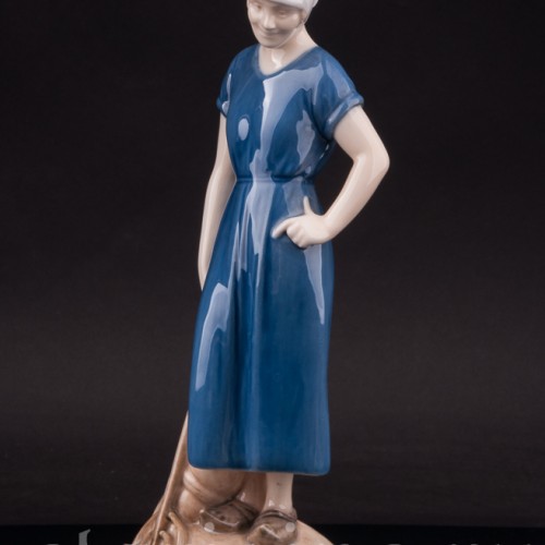 Статуэтка из фарфора Девшука с граблями, Bing & Grondahl, Дания, 1952-58 гг.