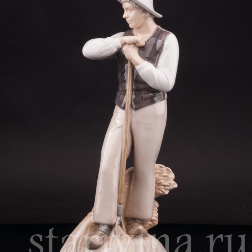 Фигура из фарфора Юноша с вилами, Bing & Grondahl, Дания, 1952-58 гг.