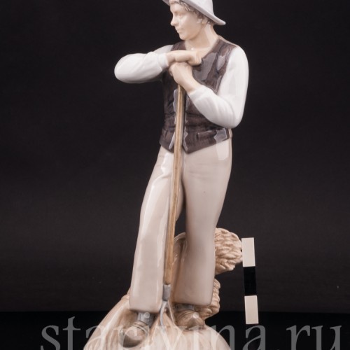 Фигура из фарфора Юноша с вилами, Bing & Grondahl, Дания, 1952-58 гг.