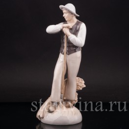 Фигура из фарфора Юноша с вилами, Bing & Grondahl, Дания, 1952-58 гг.