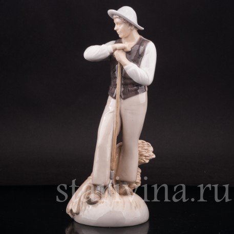 Фигура из фарфора Юноша с вилами, Bing & Grondahl, Дания, 1952-58 гг.