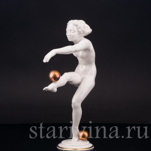 Фарфоровая статуэтка Девушка с двумя золотыми мячами, Hutschenreuther, Германия, 1955-69 гг.