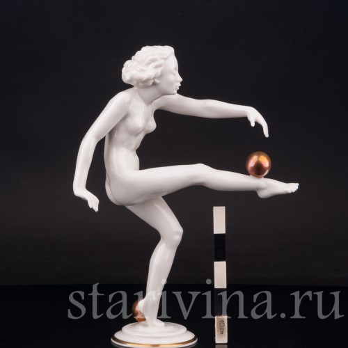 Фарфоровая статуэтка Девушка с двумя золотыми мячами, Hutschenreuther, Германия, 1955-69 гг.