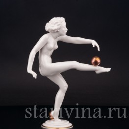 Фарфоровая статуэтка Девушка с двумя золотыми мячами, Hutschenreuther, Германия, 1955-69 гг.