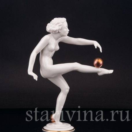 Фарфоровая статуэтка Девушка с двумя золотыми мячами, Hutschenreuther, Германия, 1955-69 гг.