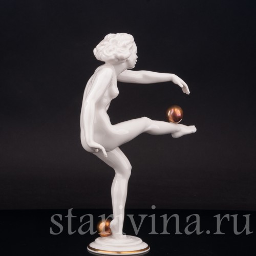Фарфоровая статуэтка Девушка с двумя золотыми мячами, Hutschenreuther, Германия, 1955-69 гг.