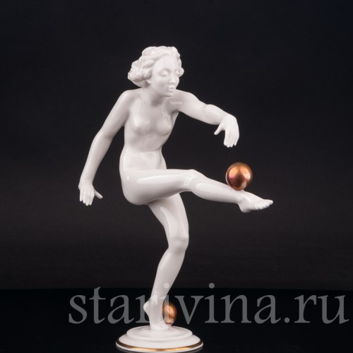 Фарфоровая статуэтка Девушка с двумя золотыми мячами, Hutschenreuther, Германия, 1955-69 гг.