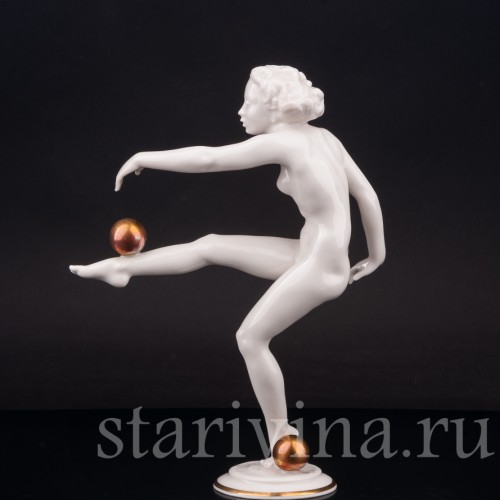 Фарфоровая статуэтка Девушка с двумя золотыми мячами, Hutschenreuther, Германия, 1955-69 гг.