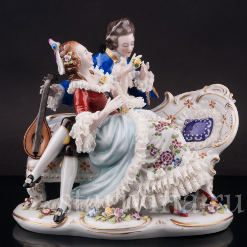 Статуэтка из фарфора Дама и кавалер с лютней на диване, кружевная, Sitzendorf, Германия, перв. пол. 20 в.