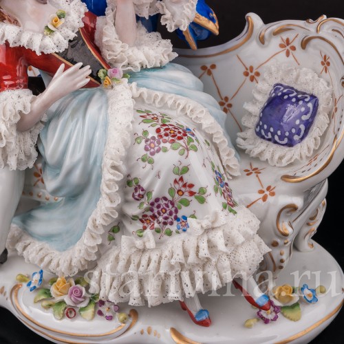 Статуэтка из фарфора Дама и кавалер с лютней на диване, кружевная, Sitzendorf, Германия, перв. пол. 20 в.