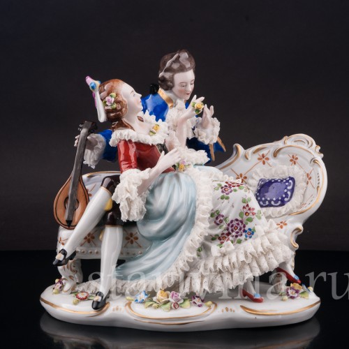 Статуэтка из фарфора Дама и кавалер с лютней на диване, кружевная, Sitzendorf, Германия, перв. пол. 20 в.