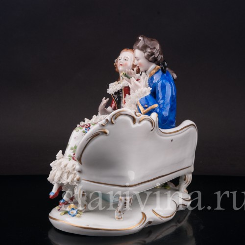 Статуэтка из фарфора Дама и кавалер с лютней на диване, кружевная, Sitzendorf, Германия, перв. пол. 20 в.