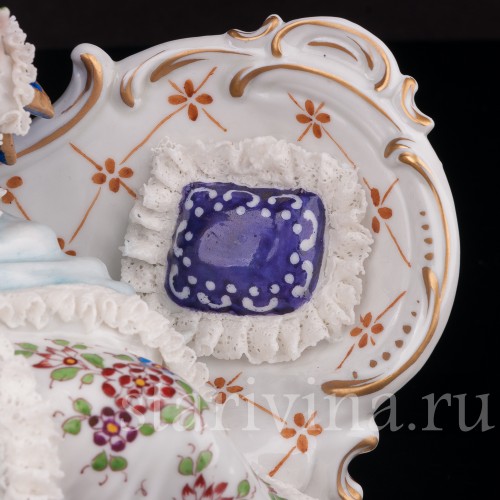 Статуэтка из фарфора Дама и кавалер с лютней на диване, кружевная, Sitzendorf, Германия, перв. пол. 20 в.