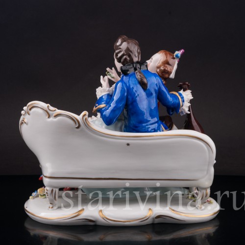 Статуэтка из фарфора Дама и кавалер с лютней на диване, кружевная, Sitzendorf, Германия, перв. пол. 20 в.