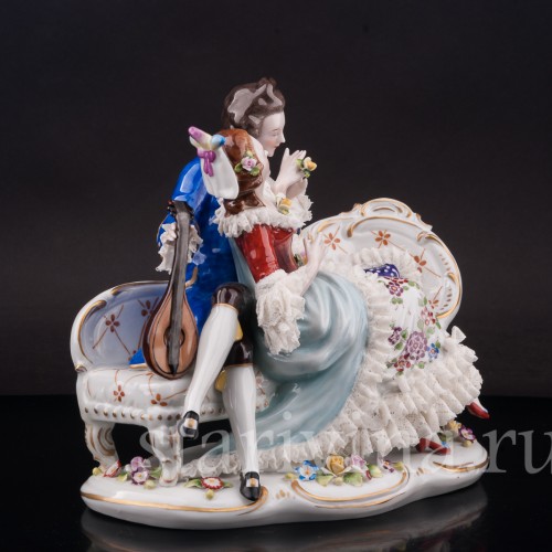Статуэтка из фарфора Дама и кавалер с лютней на диване, кружевная, Sitzendorf, Германия, перв. пол. 20 в.