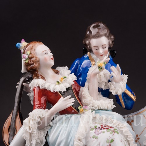 Статуэтка из фарфора Дама и кавалер с лютней на диване, кружевная, Sitzendorf, Германия, перв. пол. 20 в.