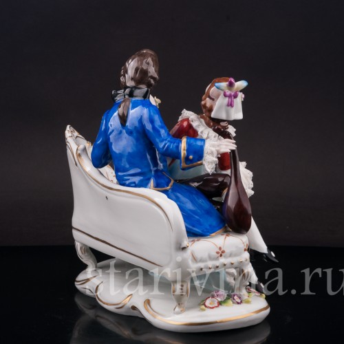 Статуэтка из фарфора Дама и кавалер с лютней на диване, кружевная, Sitzendorf, Германия, перв. пол. 20 в.