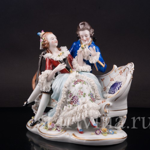 Статуэтка из фарфора Дама и кавалер с лютней на диване, кружевная, Sitzendorf, Германия, перв. пол. 20 в.