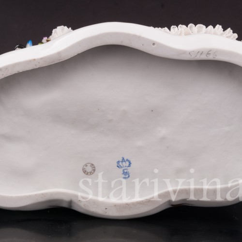 Статуэтка из фарфора Дама и кавалер с лютней на диване, кружевная, Sitzendorf, Германия, перв. пол. 20 в.