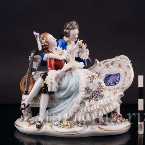 Статуэтка из фарфора Дама и кавалер с лютней на диване, кружевная, Sitzendorf, Германия, перв. пол. 20 в.