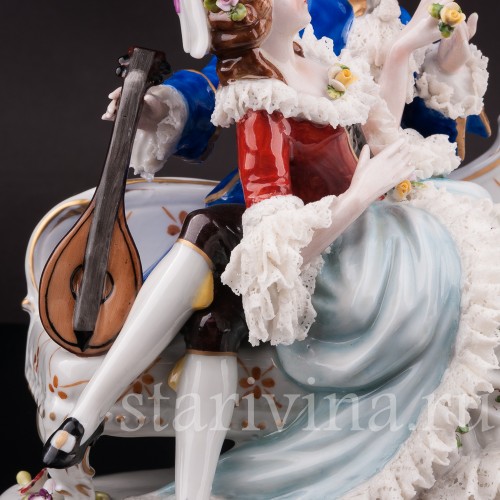 Статуэтка из фарфора Дама и кавалер с лютней на диване, кружевная, Sitzendorf, Германия, перв. пол. 20 в.