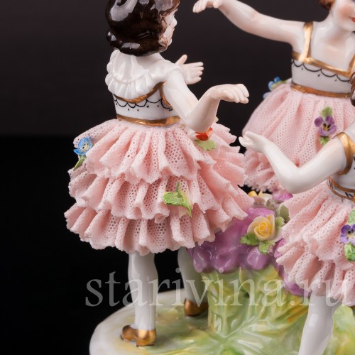 Фигурка детей из фарфора Танцующие девочки, кружевная, Muller & Co, Германия, нач. 20 в.