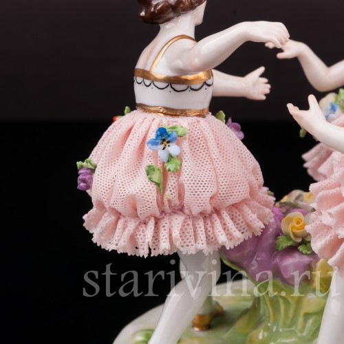 Фигурка детей из фарфора Танцующие девочки, кружевная, Muller & Co, Германия, нач. 20 в.