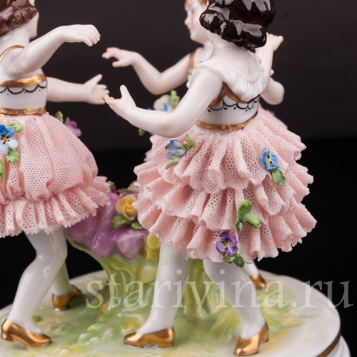 Фигурка детей из фарфора Танцующие девочки, кружевная, Muller & Co, Германия, нач. 20 в.
