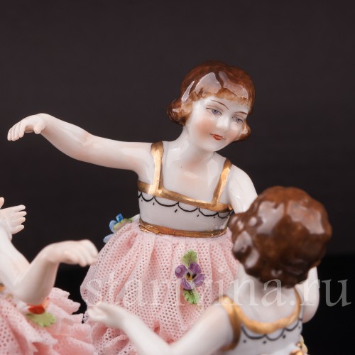 Фигурка детей из фарфора Танцующие девочки, кружевная, Muller & Co, Германия, нач. 20 в.