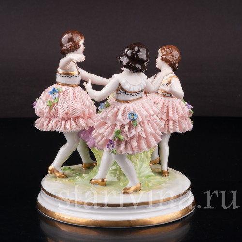 Фигурка детей из фарфора Танцующие девочки, кружевная, Muller & Co, Германия, нач. 20 в.