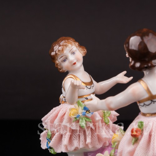 Фигурка детей из фарфора Танцующие девочки, кружевная, Muller & Co, Германия, нач. 20 в.