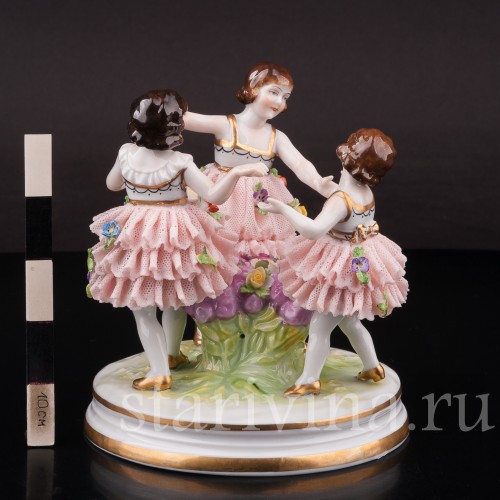 Фигурка детей из фарфора Танцующие девочки, кружевная, Muller & Co, Германия, нач. 20 в.