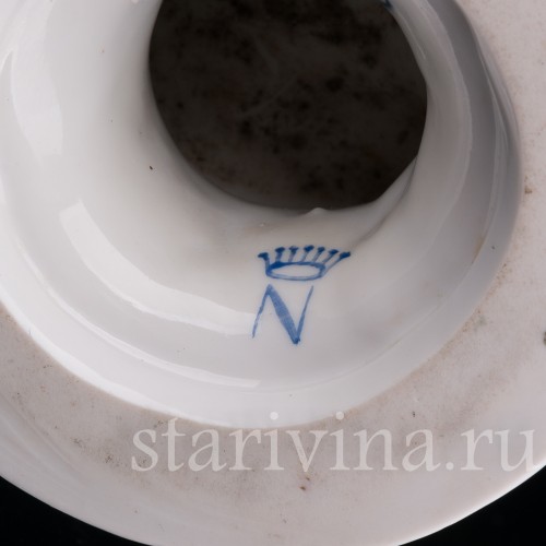 Фарфоровая композиция Девушка с чашей и виноградной гроздью, аллегория осени, Volkstedt, Германия, кон. 19 - нач. 20 вв.