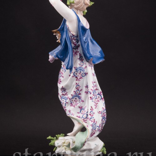 Фарфоровая композиция Девушка с чашей и виноградной гроздью, аллегория осени, Volkstedt, Германия, кон. 19 - нач. 20 вв.