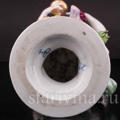 Фарфоровая композиция Девушка с чашей и виноградной гроздью, аллегория осени, Volkstedt, Германия, кон. 19 - нач. 20 вв.